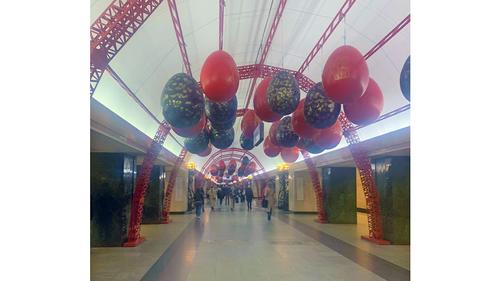 В преддверии Пасхи московское метро обвесили яйцами